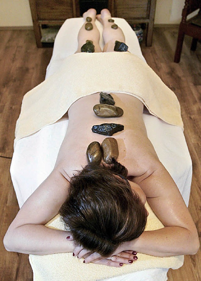 Entspannung durch Hitze: die Hot-Stone-Massage  | Foto: dapd