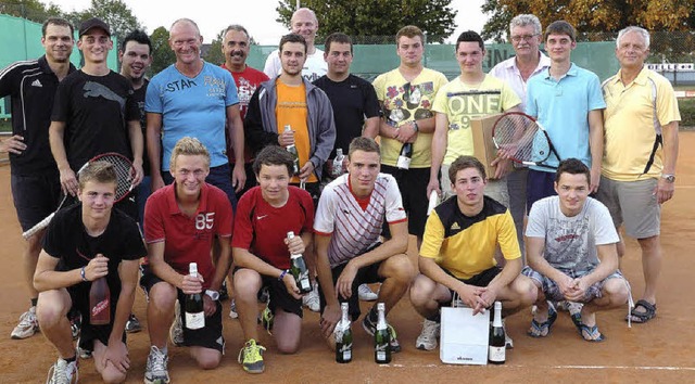 Die erfolgreichen Laientennisspieler bei der Siegerehrung.   | Foto: Schweizer