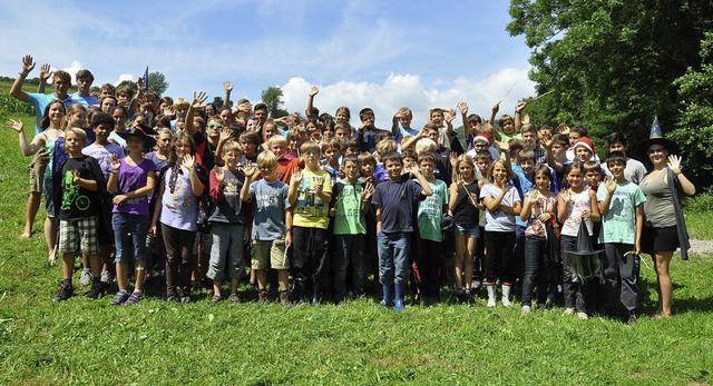 Die Teilnehmer des Sommerzeltlagers stellen sich zum Erinnerungsfoto.   | Foto: Privat