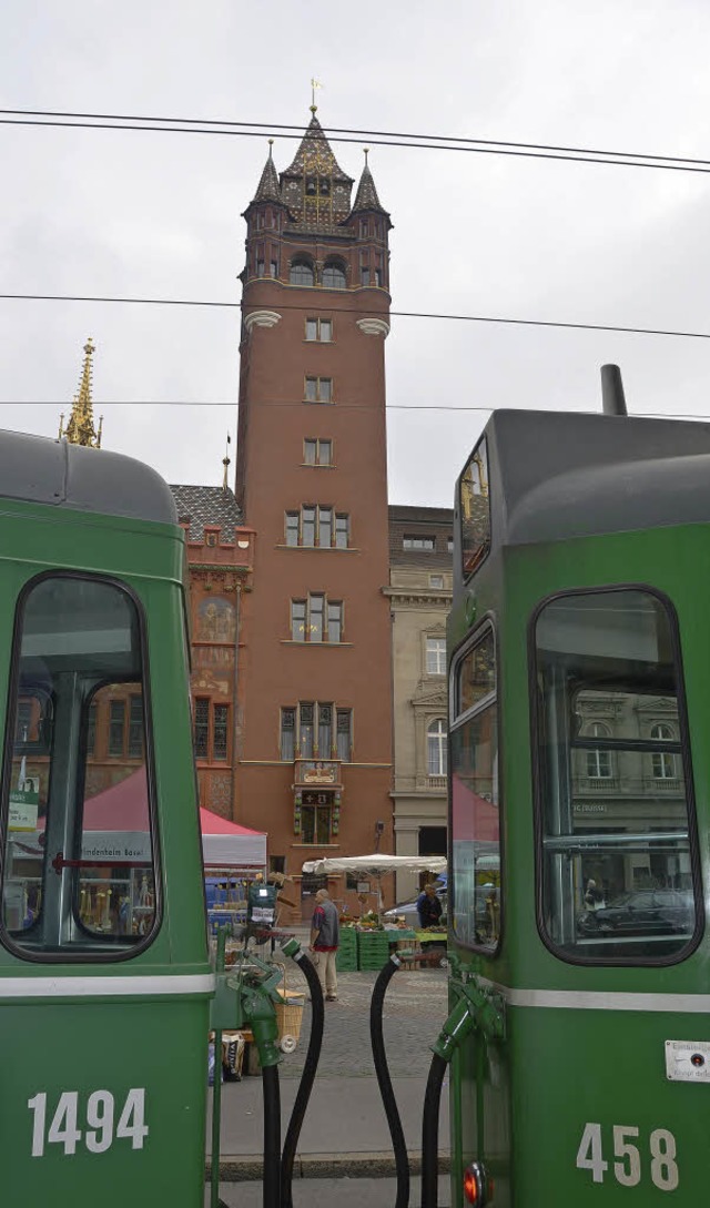 Ein Tram der Basler Verkehrsbetriebe vor dem Rathaus am Marktplatz  | Foto: Benedikt Mller