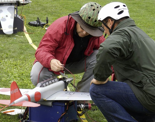 Ein Modell  wird vom Piloten und seinem Helfer vorbereitet.   | Foto: privat