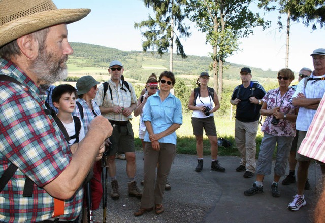 Wanderfhrer Hans Loritz (links) hatte... interessante Informationen im Gepck.  | Foto: Holger Knferl