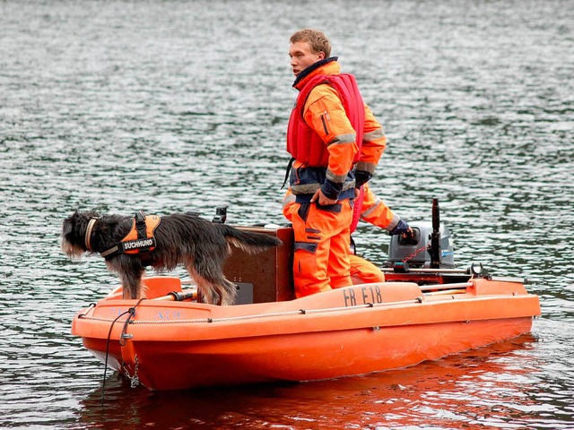 Ertrunkenensprhund Xenia schnuppert: ...undestaffel untersttzen die Taucher.   | Foto: Kamera 24