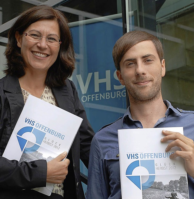 VHS-Leiterin Martina Wrner mit Benjam... um die ffentlichkeitsarbeit kmmert.  | Foto:  Gertrude Siefke