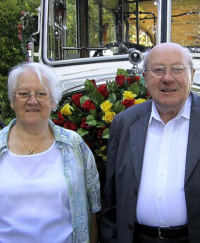 Elsa und Emil May bei der Rundfahrt du...ald mit dem &#8222;Gelbfler&#8220;.   | Foto: zvg