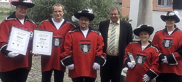 Die Fahnenschwinger landeten bei den d...germeister Alexander Guhl gratulierte.  | Foto: Verein