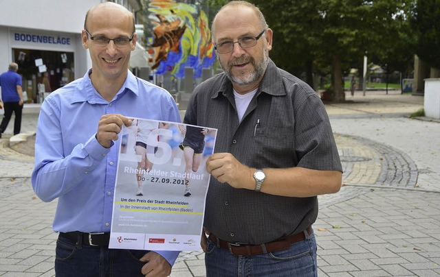 Hier am Karlsplatz schlgt das Herz de...TV Rheinfelden heben das Plakat hoch.   | Foto: Peter Gerigk