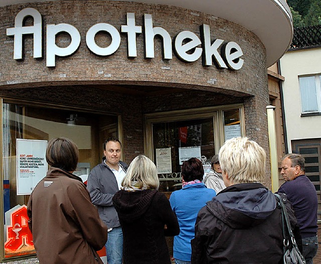 Alexander Dehm von der Apotheke Dr. Ka... Kunden den Grund fr den Warnstreik.   | Foto: Christiane Sahli