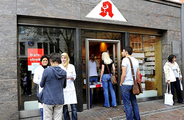 Medikamente ber die Trschwelle hinwe...der Lwen-Apotheke in der Innenstadt.   | Foto: Ingo Schneider