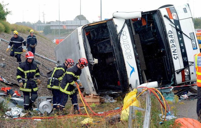 Aufrumarbeiten am umgekippten Bus  | Foto: AFP