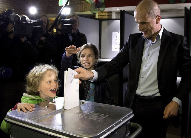 Diederik Samsom mit seinen Kindern bei der Stimmabgabe.  | Foto: DAPD