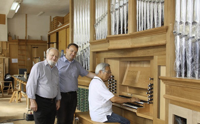 Friedrich Wilhelm und Georg Fischer (v...ichtabnahme der neuen Orgel angereist.  | Foto: Christiane Franz