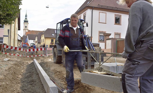 Sanierung der Herbolzheimer Hauptstra...ie Bordsteine werden bereits gesetzt.   | Foto: Michael Haberer