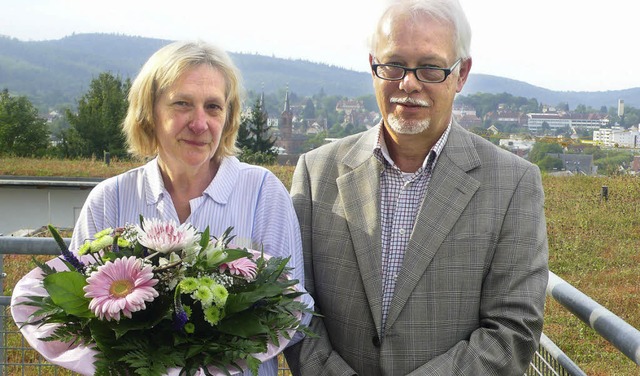 Blumen fr Mathilde Miglietta, rechts Stefan Naundorf   | Foto: BZ