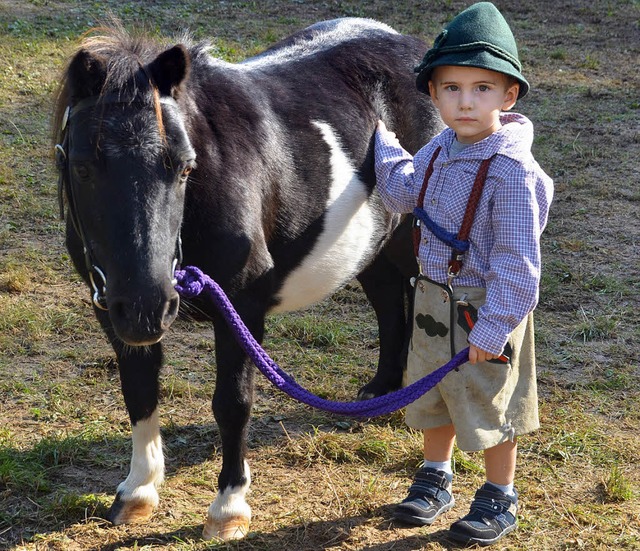 Komm&#8217;, Pony, wir gehen auf den Rossmrt in Kandern: Merlin Piram mit Luna.  | Foto: Markus Maier