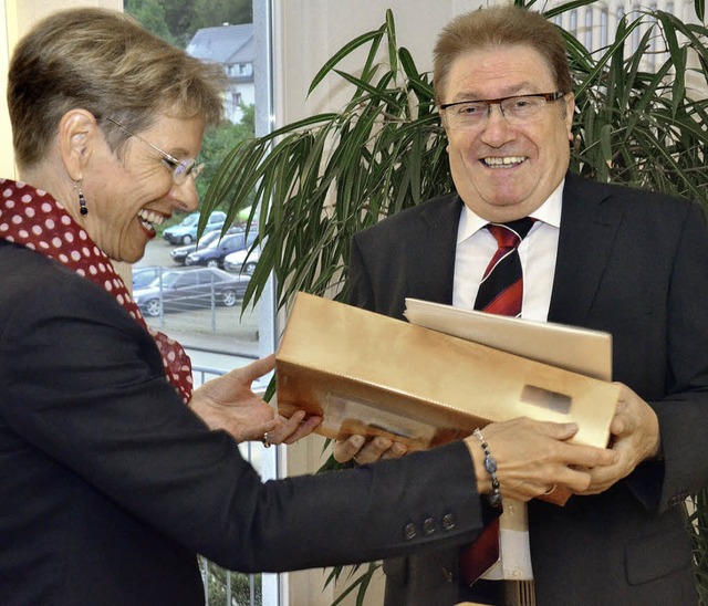 Marion Dammann (Foto links) gratuliert...gedankt wurde auch seiner Frau Ingrid.  | Foto: Peter Gerigk