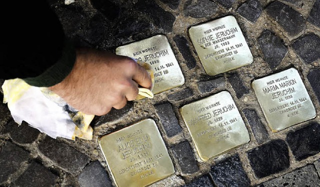 Die Metallplaketten erinnern an Brger...end der Nazidiktatur ermordet wurden.   | Foto: DPA