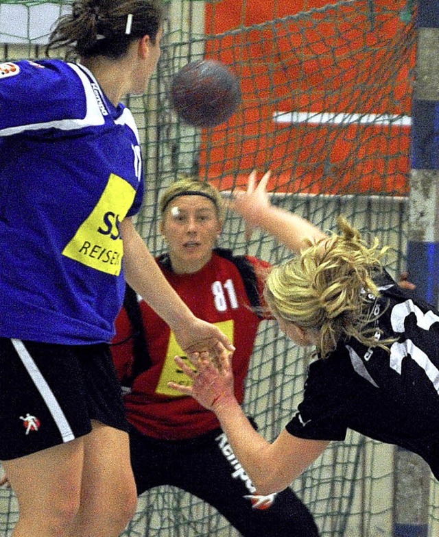 Tanja Papke (rechts) ist der HSG Freiburg erhalten geblieben.   | Foto: Seeger