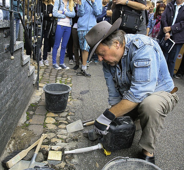 Gunter Demnig beim Verlegen des Stolpr...edwig Levistein in der Festungsstrae.  | Foto: Decoux-Kone