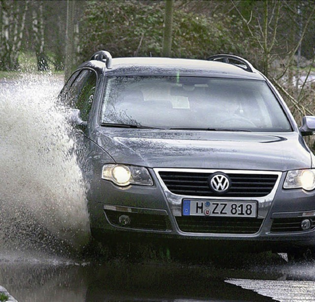 Auto auf nasser Strae  | Foto: VW/GP