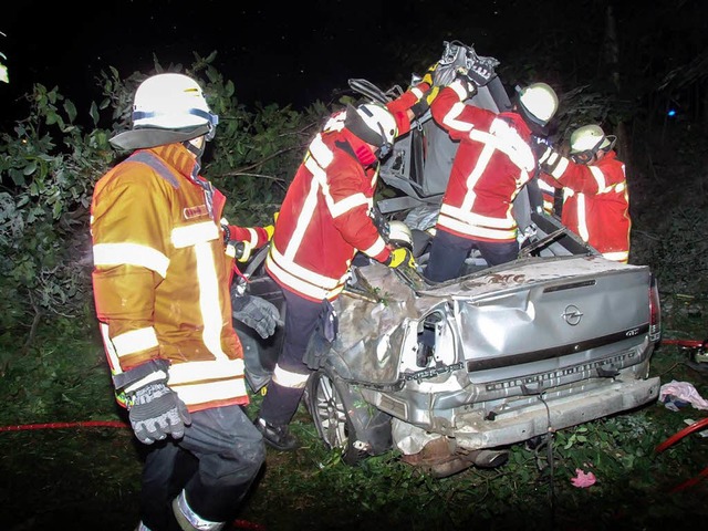 Mit lebensgefhrlichen Verletzungen ba...ute einen 22-Jhrigen aus seinem Auto.  | Foto: Freiwillige Feuerwehr Breisach