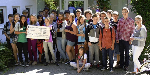Die Klasse R8b des August-Ruf-Bildungs...in fr krebskranke Kinder  in Freiburg  | Foto: Schule