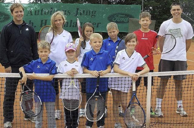 Tenniscamp (vorne v.l.):  Leon Duttlin...o Oelschlegel und Trainer Jonas Trenz.  | Foto: Norbert Kriegl