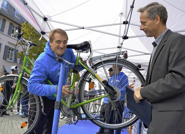 Alles dran? Brgermeister Michael Wilk...enlosen Radcheck auf dem Alten Markt.   | Foto: Barbara Ruda