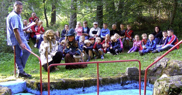 Sommerliches Narrentreffen fr Kinder ...uch von Wurzelbruder und Tannewiebli.   | Foto: Liane Schilling