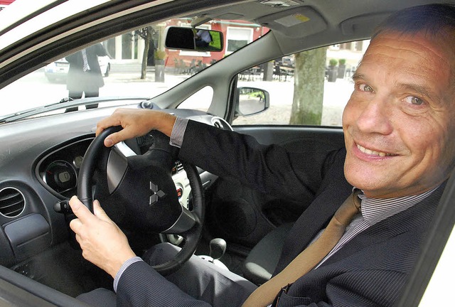 Freut sich auf knftige Dienstfahrten: OB Klaus Eberhardt im Elektroauto.   | Foto: Ralf Staub