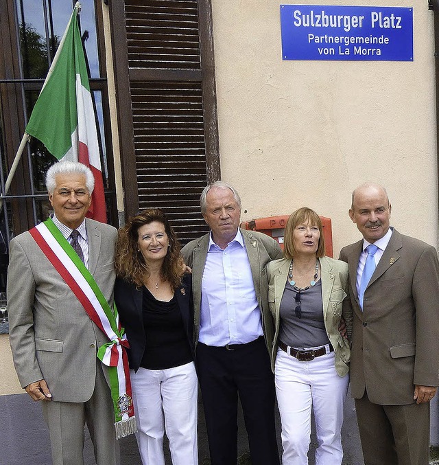 Gruppenbild  auf dem Sulzburger Platz ...ulzburgs  Brgermeister Peter Wehrle.   | Foto: Stadt Sulzburg