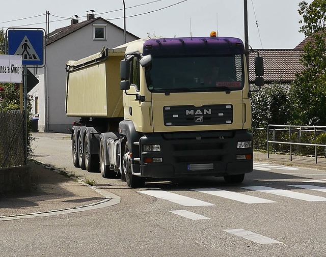 Lastwagen in Zienken: Ob eine Umgehung...e gebaut wird, ist weiterhin unklar.   | Foto: Andrea Drescher