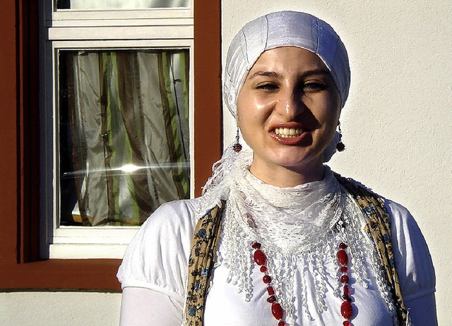 Aysun Yasar trgt ihr Kopftuch aus be...ortrag bei den interkultellen Wochen.   | Foto: Svenja HEBER