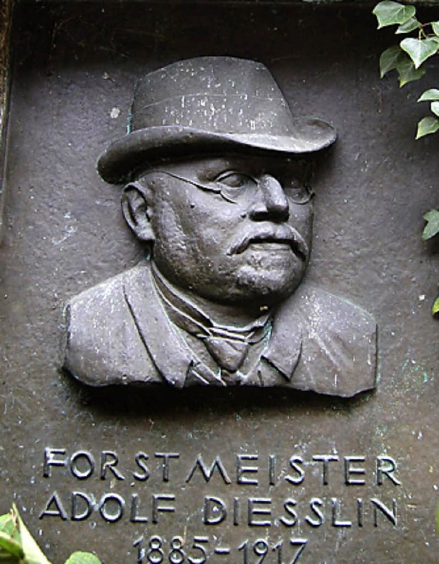 Forstmeister Adolf Dielin auf der Gedenkplatte des Schwarzwaldvereins   | Foto: Karin Maier