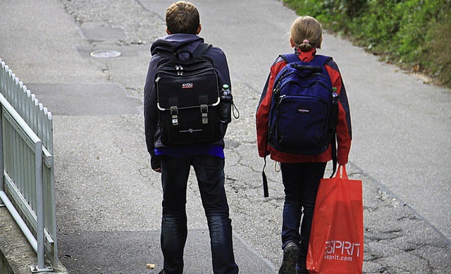 Diese zwei Schler haben es gut: Sie w...oblem, weil die Busse berfllt sind.   | Foto: Sylvia Bleckmann