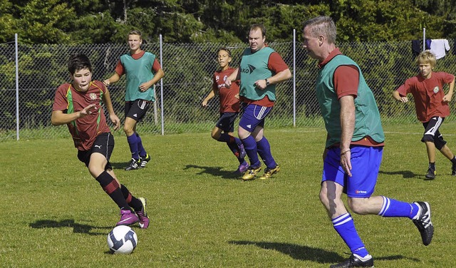 Mit dem  Vereinegrmpeln wurde nach zw...te Bolzplatz in Todtnauberg eingeweiht  | Foto: Hannah Steinebrunner