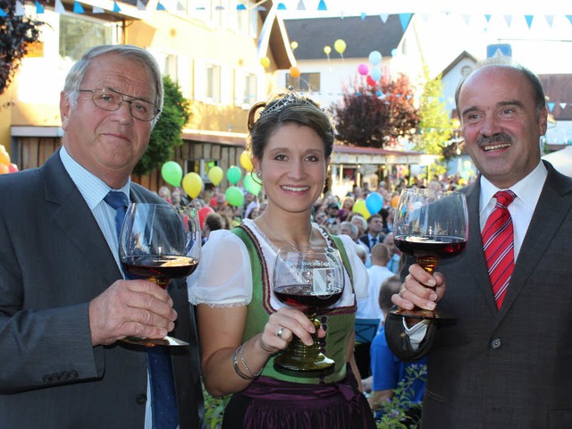 Weinprinzessin Marie-Luise Wolf mit B... und Vereinssprecher Helmut Kanzinger.  | Foto: Mario Schneberg