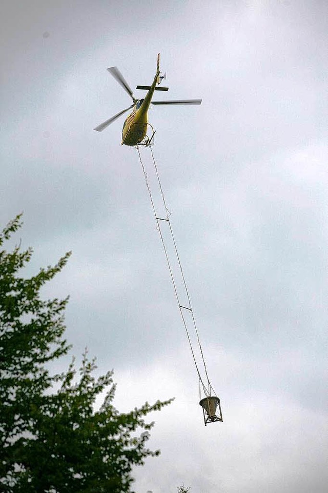 Der Kalk hngt unter dem Helikopter an Seilen.  | Foto: Bastian Henning