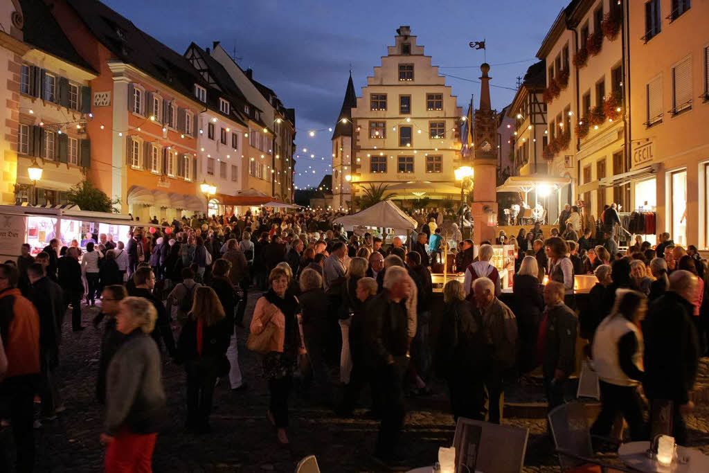 Tausende von Menschen bevlkerten bei der 7. Lichternacht der Gewerbe- und Handelsvereinigung Endingen am Freitagabend die Altstadt.