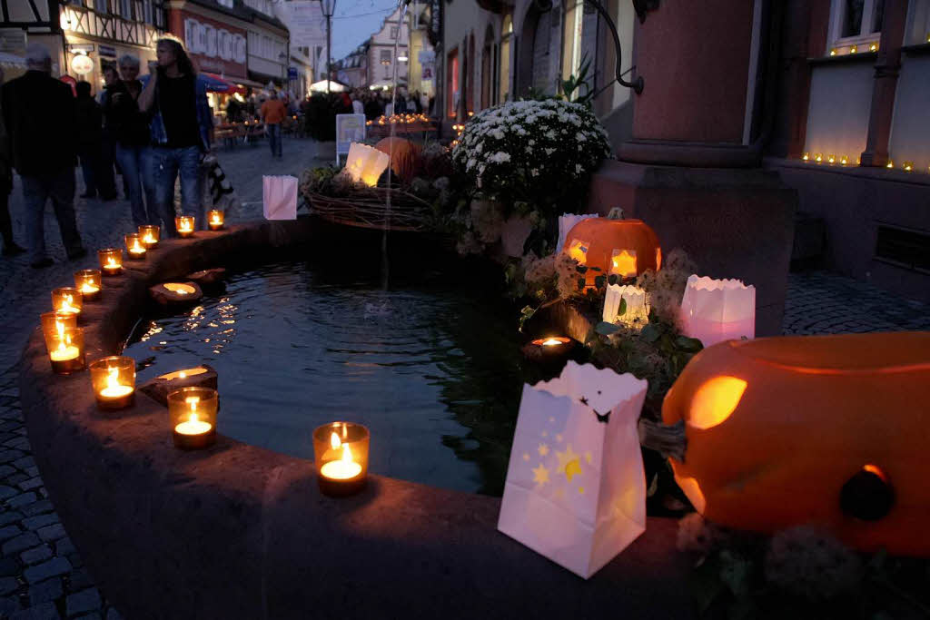Fr Stimmung und Flair sorgten Tausende von Kerzen und herbstliche Dekoration mit Krbislichtern in der ganzen Innenstadt.