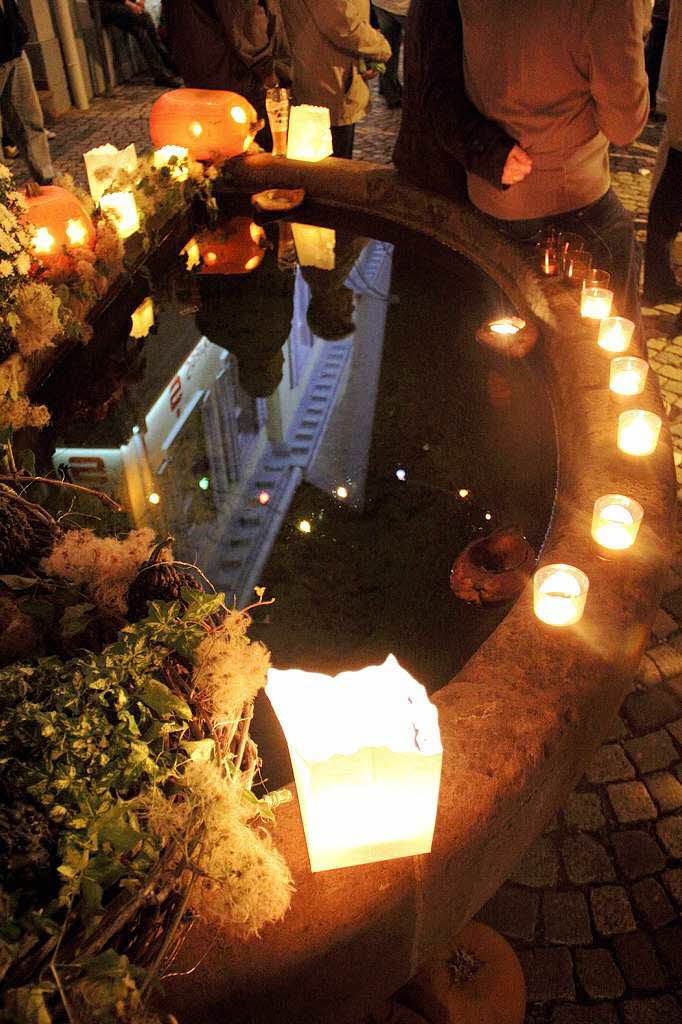 Herbstlich dekorierter Brunnen