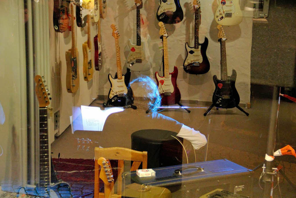 Reflexionen in der Schaufensterscheibe - Jrg Geyler vor seinem „Guitar Store“ in der Hauptstrae