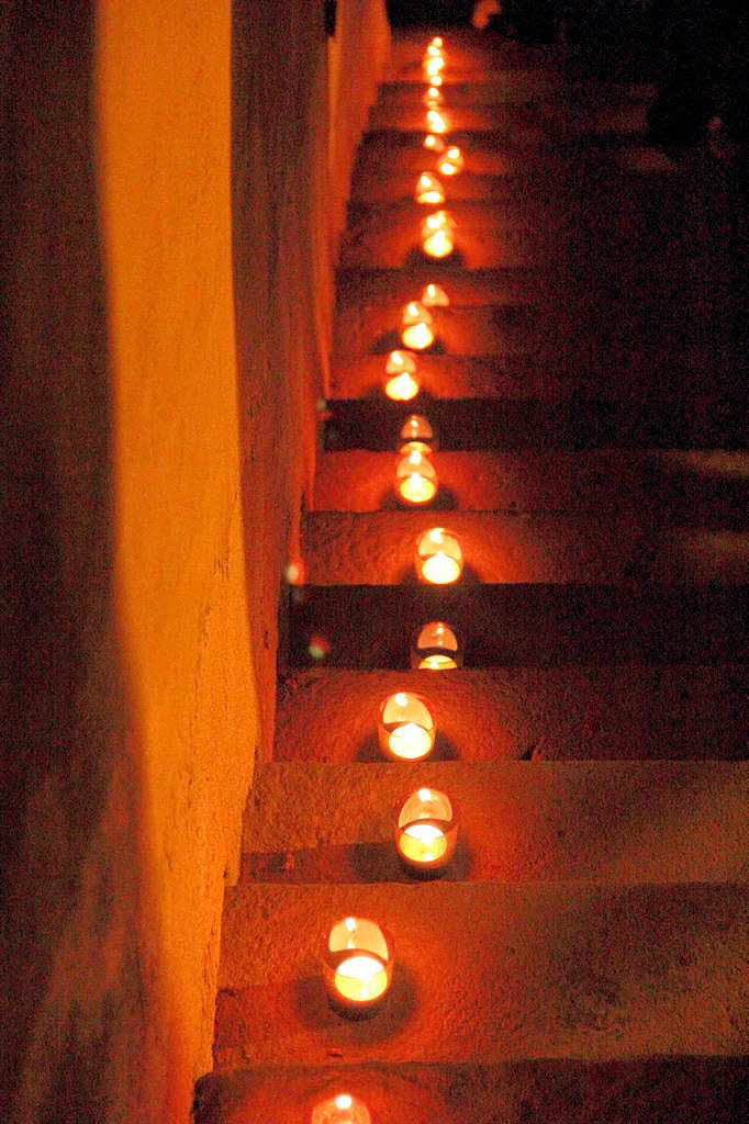 Lichterdekoration auf der Rathaustreppe