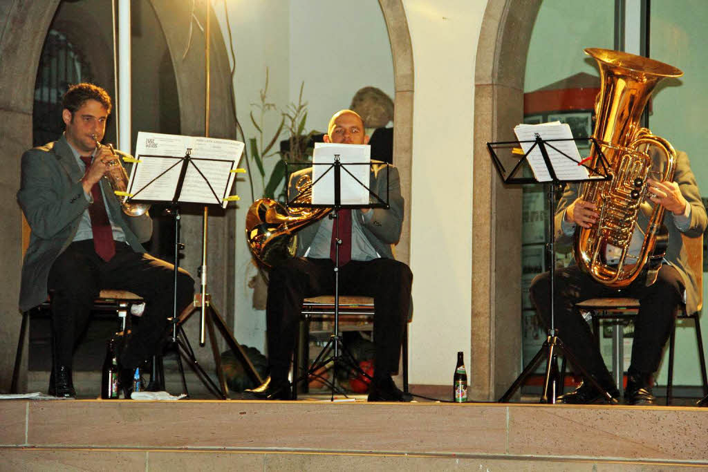 Nchtliche Musikeinlage: Ein Ensemble der Stadtmusik auf der Volksbanktreppe