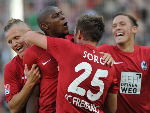 Karim Guede, Oliver Sorg und Max Kruse jubeln nach dem Treffer zum 1:1.  | Foto: dapd