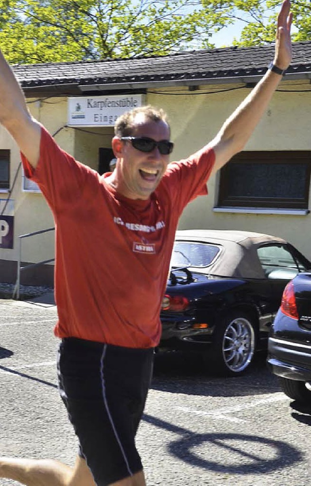 Triathlonorganisator Lutz zur Linde er... in diesem Jahr als Vierter das Ziel.   | Foto: C. Kramberg