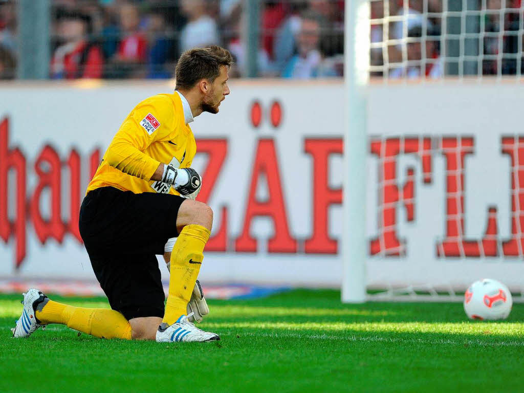 Oliver Baumann von Freiburg schaut nach dem 3:3 dem Ball hinterher.