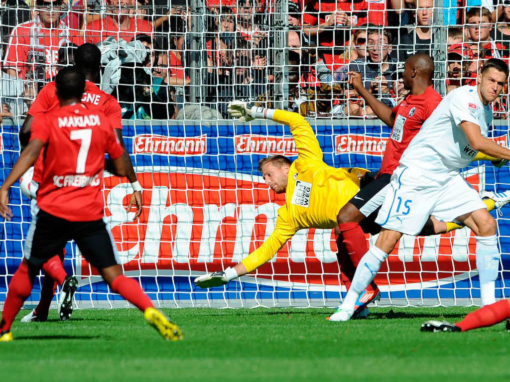 Hoffenheims Matthieu Delpierre  erzielt das 0:1.