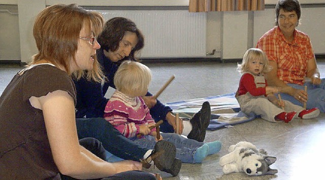 Beim Schnuppernachmittag der Musikschu...nd Eltern auf einfachen Instrumenten.   | Foto: Peter Palmer