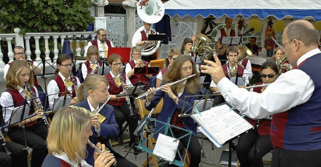 Flotte Tne zum Festauftakt und beim  ...rombach spielte am Schlossgrabenfest.   | Foto: Britta Wieschenkmper